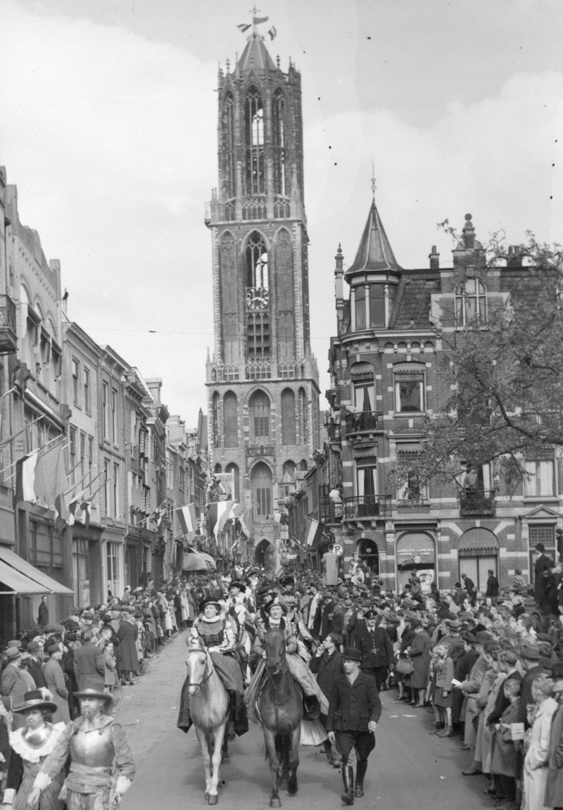 Gekostumeerde optocht op de Mariaplaats -1945, Utrecht - Catch Utrecht
